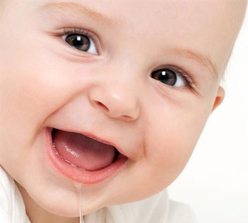 Trẻ khi mọc răng thường có những biểu hiện gì?